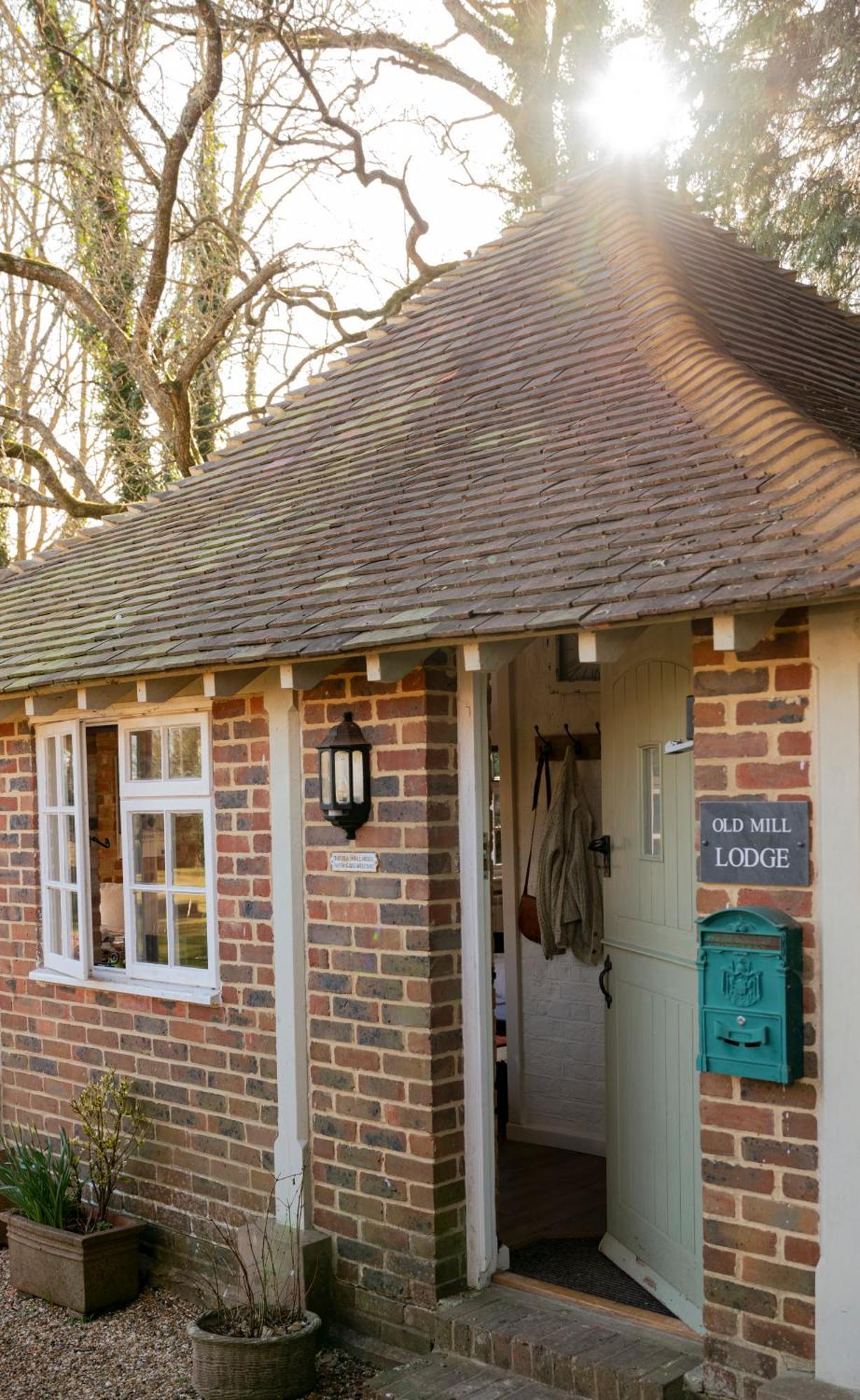 Old Mill Lodge By Huluki Sussex Stays Hurstpierpoint Εξωτερικό φωτογραφία